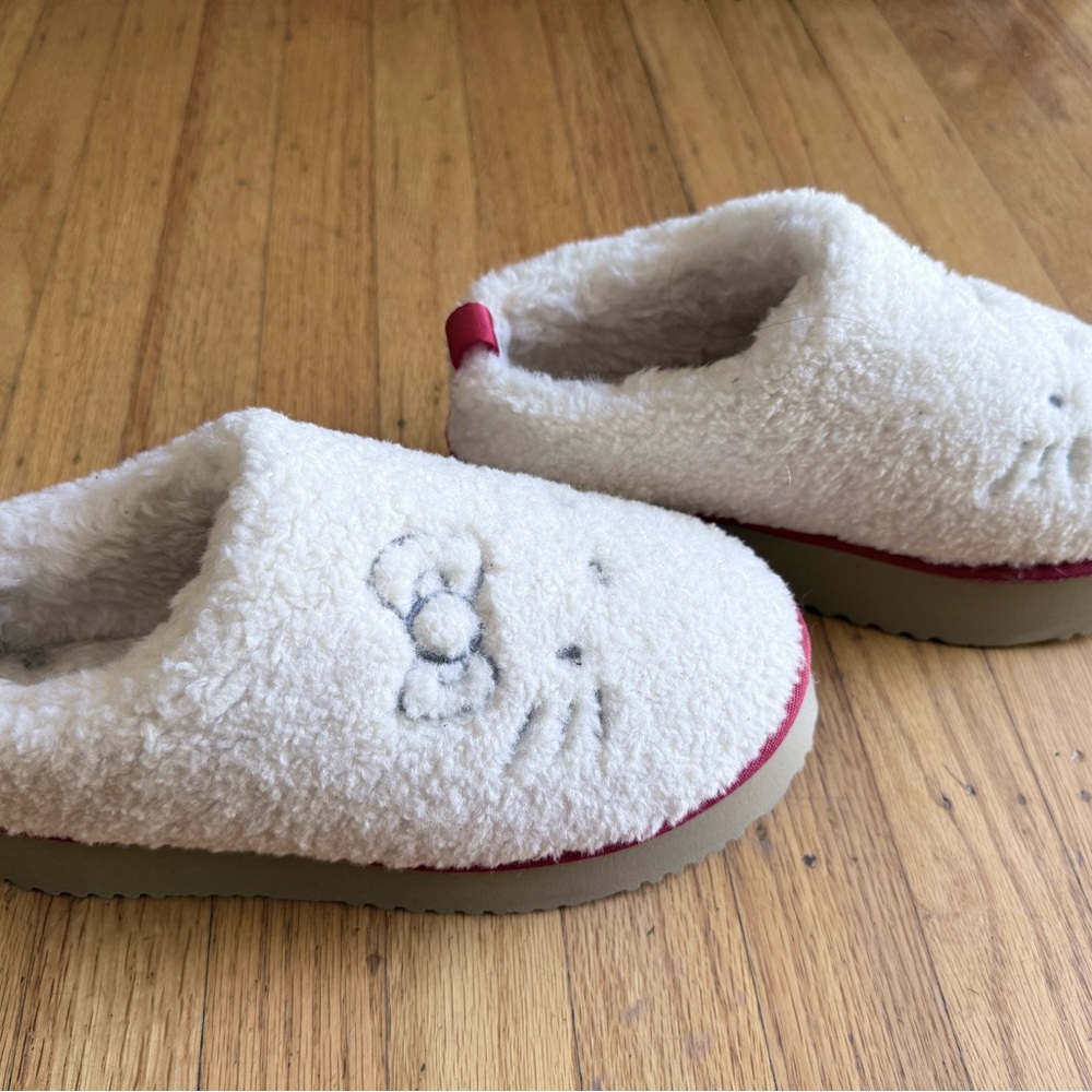 UGG White and Pink Plush Slippers 71/2. (38 European) - Picture 2 of 4